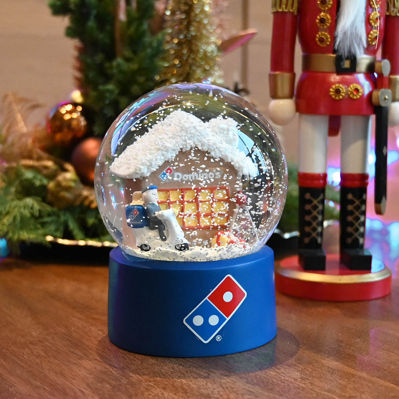 domino's snowglobe sfeerbeeld